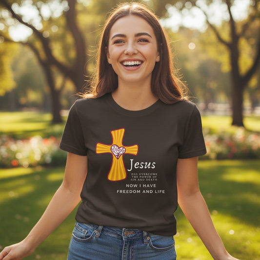Jesus has overcome the power of sin and seath now I have freedom and life - Short Sleeve Tee