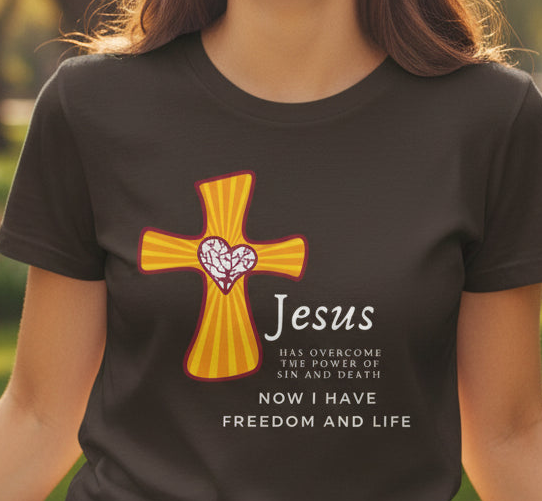 Jesus has overcome the power of sin and seath now I have freedom and life - Short Sleeve Tee