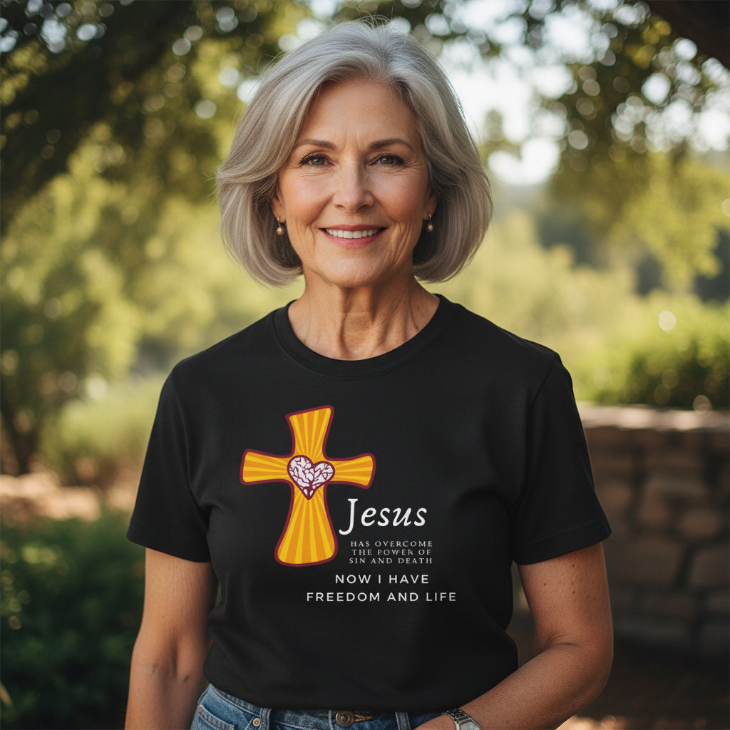 Jesus has overcome the power of sin and seath now I have freedom and life - Short Sleeve Tee